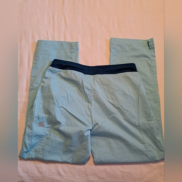 Butter Soft women's size Medium scrub top, Pants are Medium Petit both VGUC - Picture 10 of 11